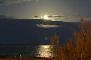  La Luna llena se cuela entre las piernas de Neptuno (Foto TA)